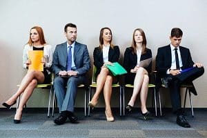 individus-assis-en-attente-d'un-entretien-d'emploi